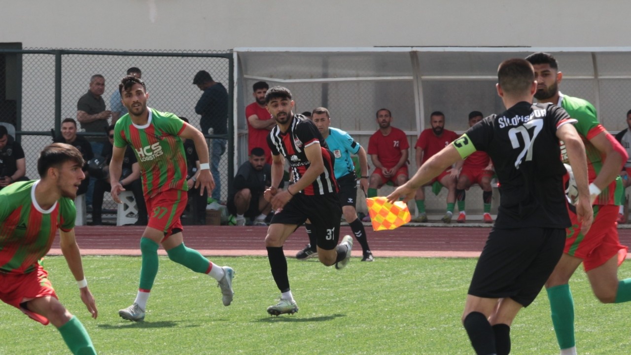 Şırnak’ta BAL Play-Off maçı sonrası saha karıştı