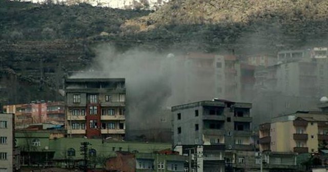 Şırnak'ta çukur ve barikatlara top atışı