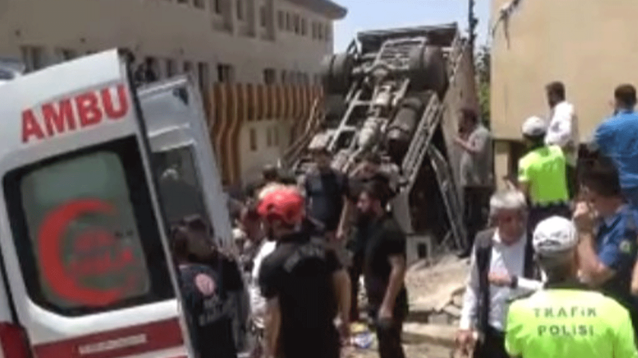 Şırnak'ta freni patlayan kamyon önüne geleni biçti!