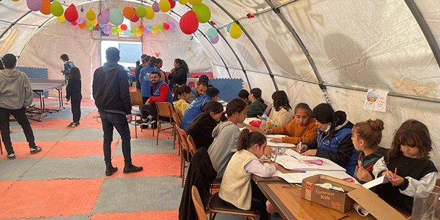 Şırnak'ta gönüllüler depremzede çocukları sevindirdi