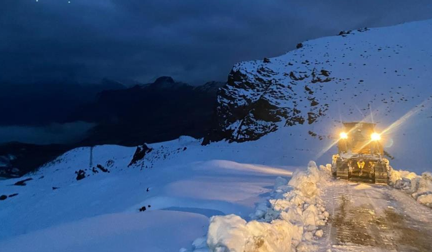 Şırnak’ta kar kalınlığı 1 metreyi geçti: Yollar tekrar kapandı! Dozer bile pes etti