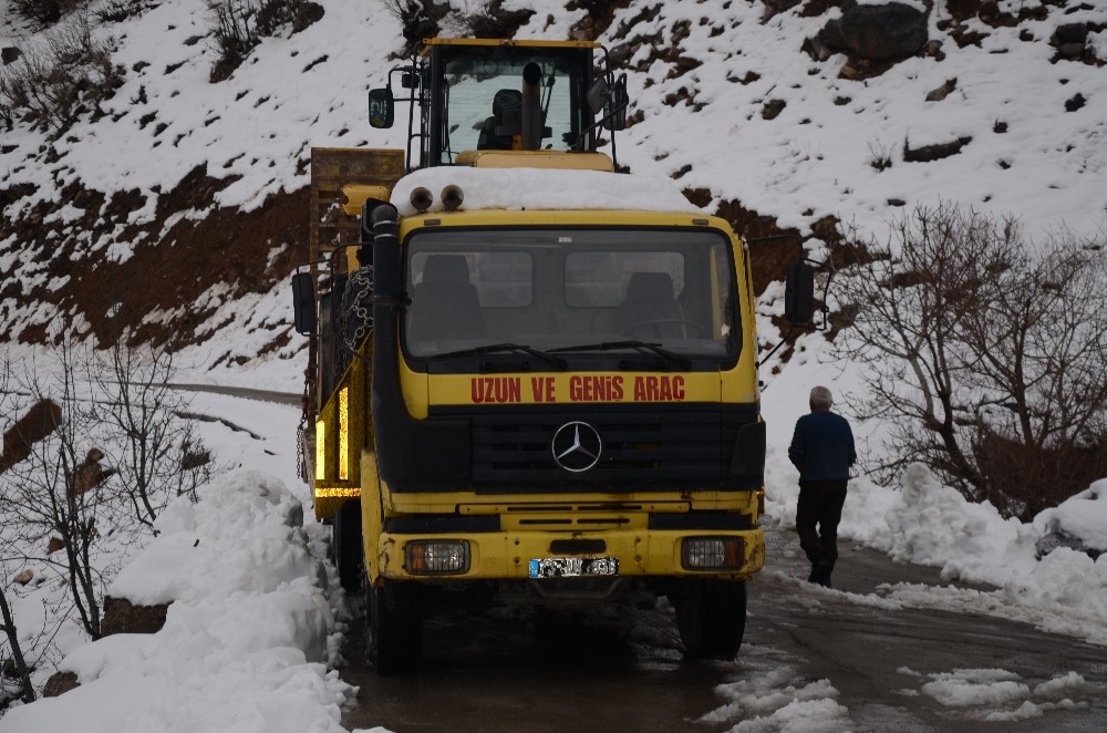 Şırnak’ta kar kalınlığı 2 metreye ulaştı, köy yolları ulaşıma kapandı 