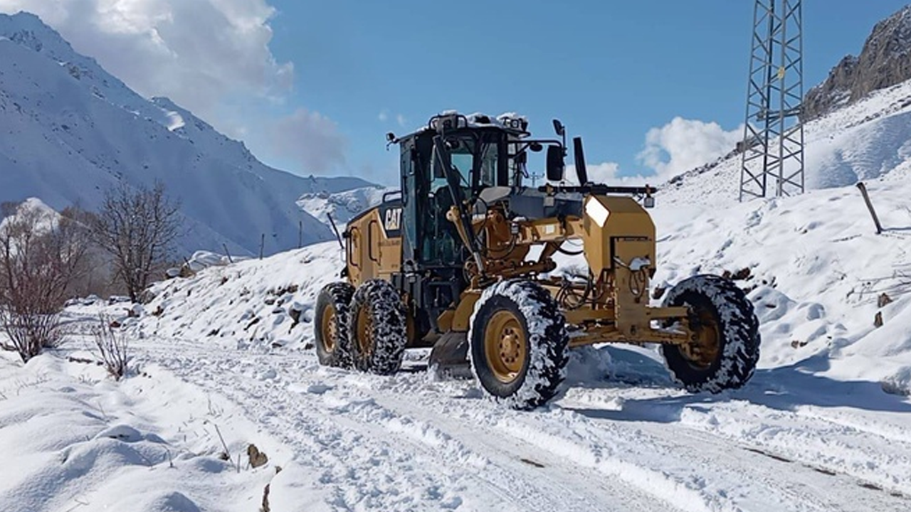 Şırnak'ta kar nedeniyle kapanan yollar ulaşıma açıldı