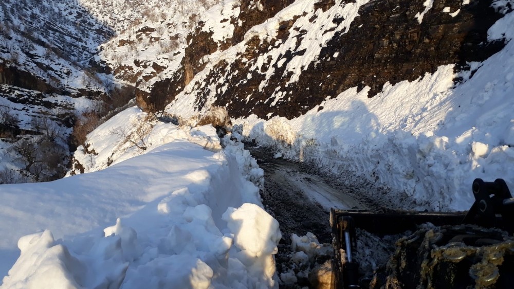Şırnak’ta kardan kapanan köy yolları ulaşıma açıldı 