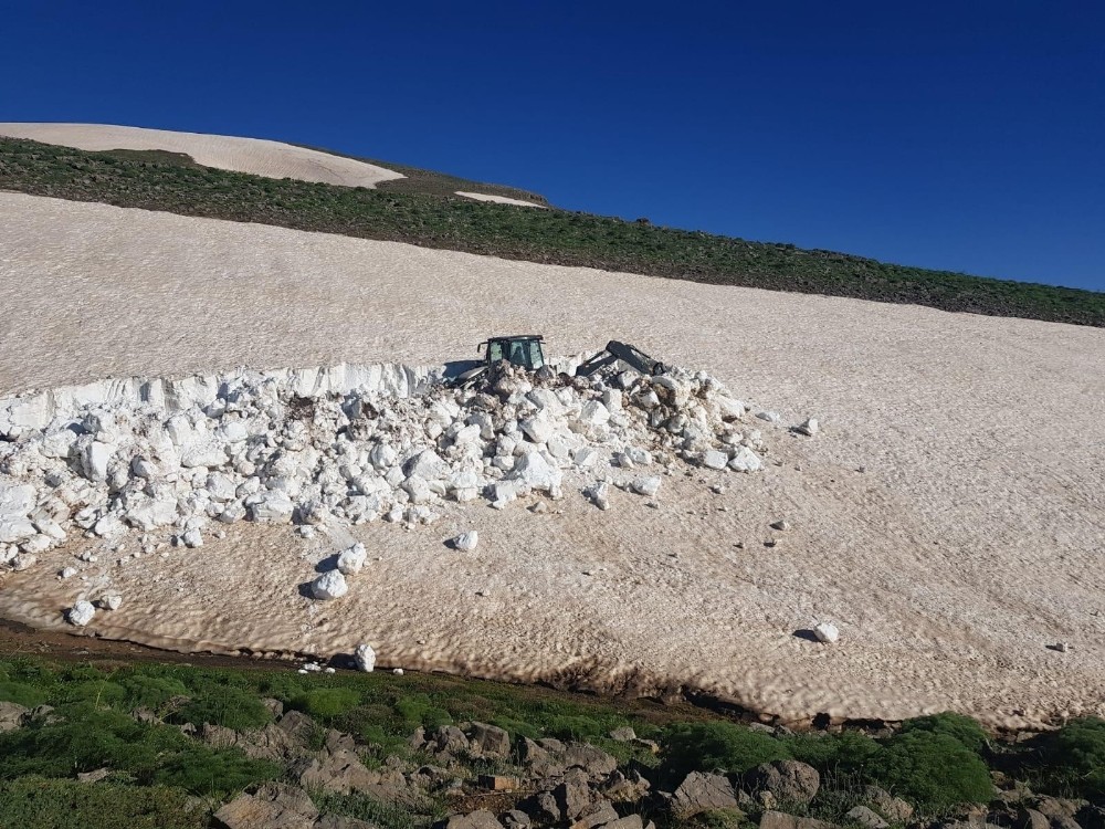 Şırnak’ta karla kapanan yayla yolları açılıyor 