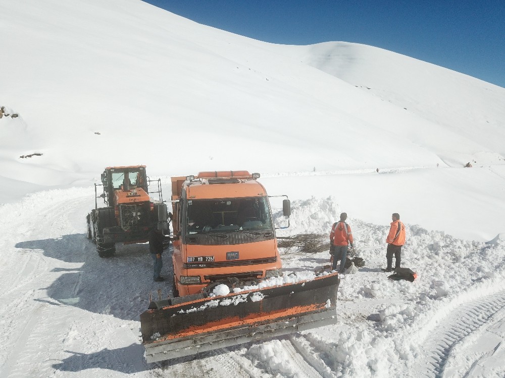 Şırnak’ta karlı yollarda çalışma yapan ekipler havadan görüntülendi 