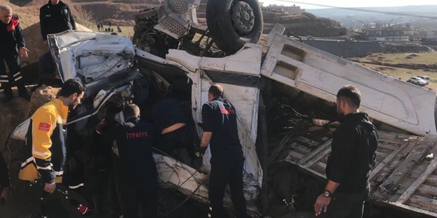 Şırnak'ta kömür yüklü tır devrildi! 1 ölü, 1 yaralı