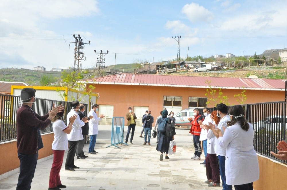Şırnak’ta korona virüsü yenen 9 hasta alkışlarla taburu oldu 