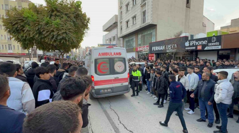 Kur'an-ı Kerim'i yırtarak küfretti; linçten polis kurtardı