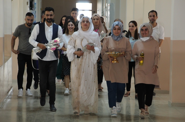 Şırnak’ta öğretmenler çiçeklerle karşılandı