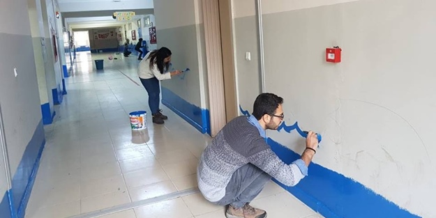 Şırnak'ta öğretmenler, okul duvarlarını boyadı