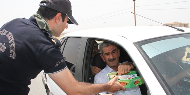 Şırnak'ta polis vatandaşa şeker ikram etti