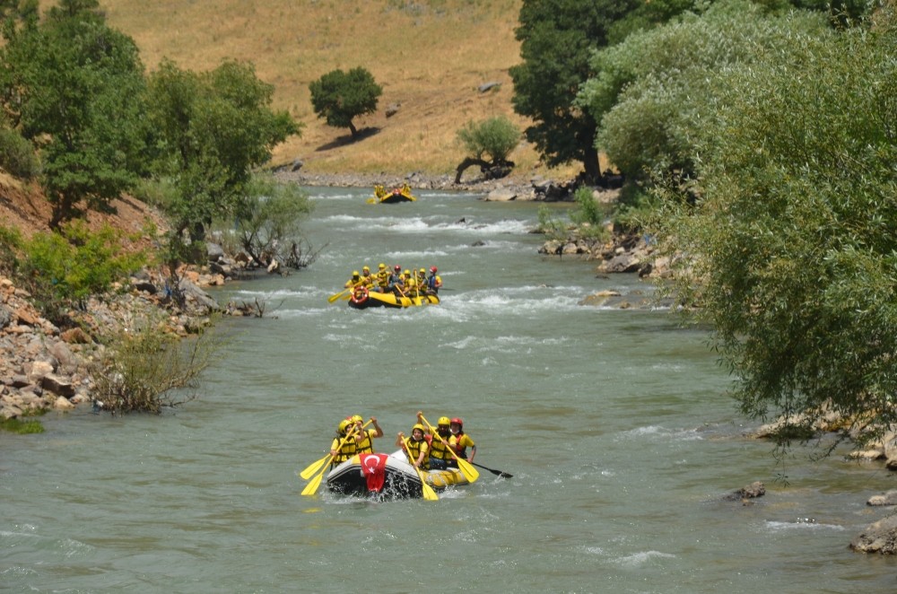 Şırnak’ta sosyal mesafeli rafting organizasyonu 