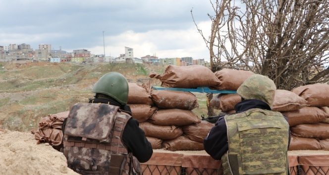 Şırnak'ta teröristler üs bölgesine saldırdı