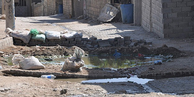 Hendekleri kapatan polislere saldırdılar