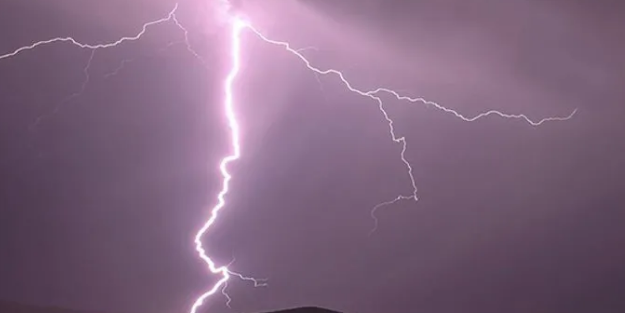 Yağmurda sığındılar! Şimşek çarptı