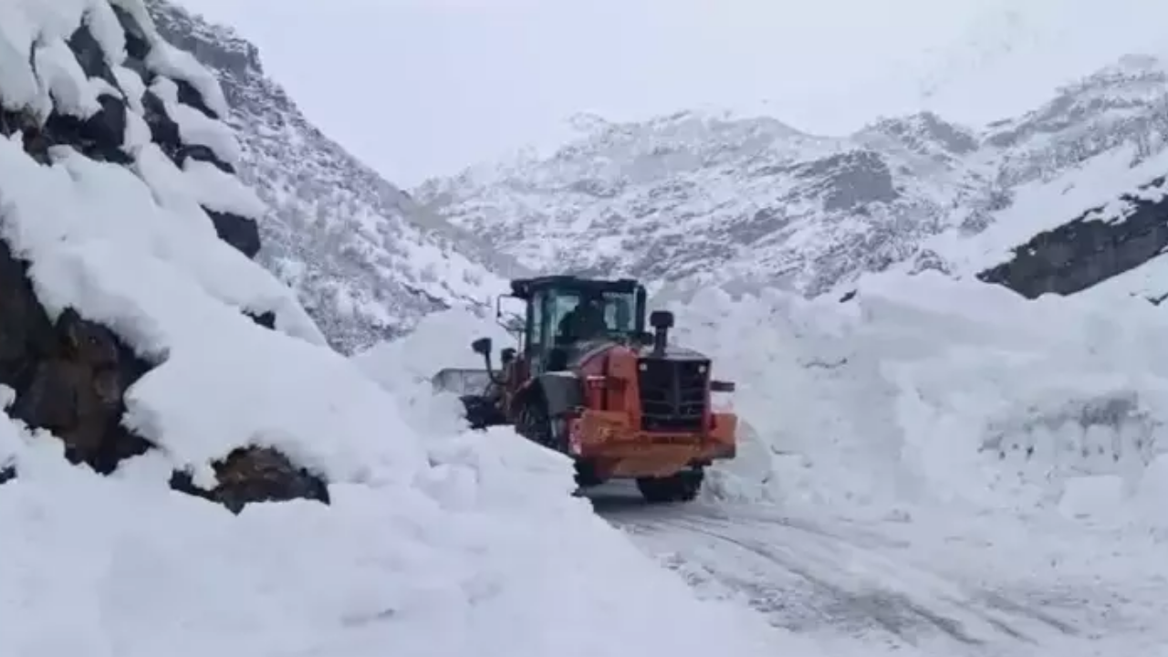 Şırnak’ta yola çığ düştü! Köy yolu kapandı, ekipler sahada