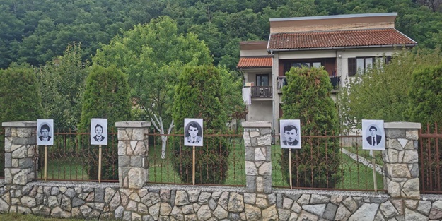 Sırp askerlerin fotoğraflarını yerleştirdiler! Srebrenitsa'da Müslümanlara provokasyon