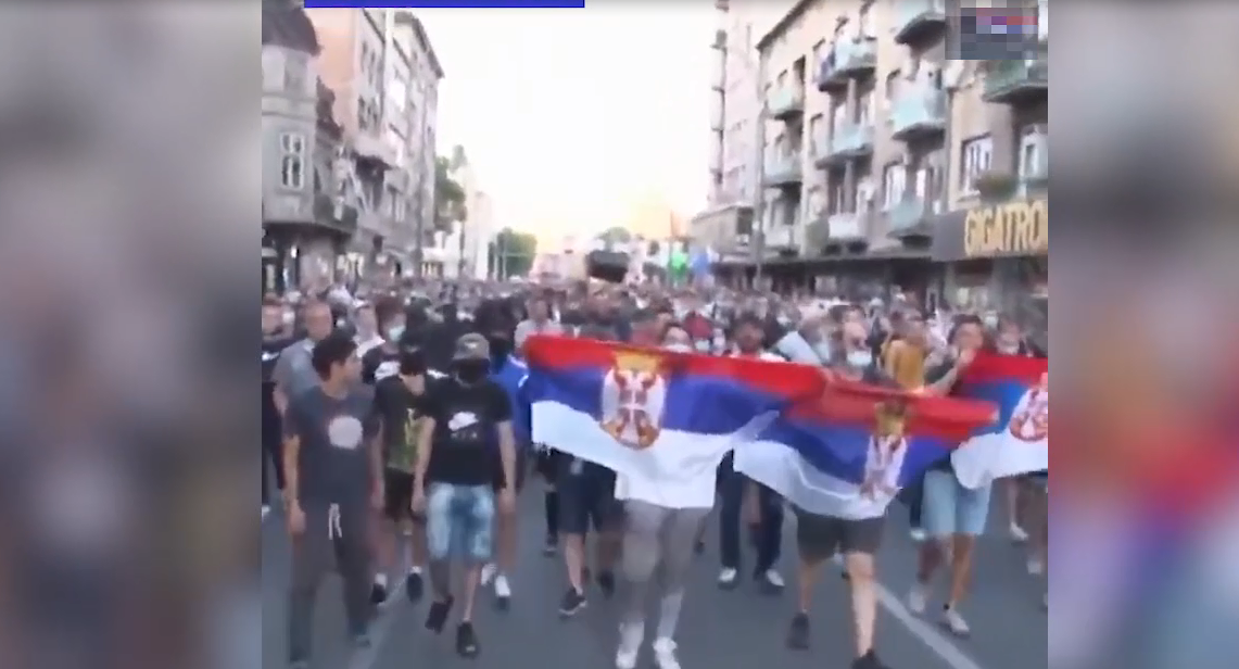 Sırplar hükümete karşı ayaklandı