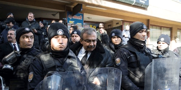 Sırrı Süreyya Önder de hemen orada bitti!