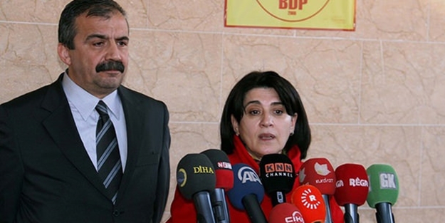 Sırrı Süreyya Önder ve Leyla Zana İmralı'ya gitti