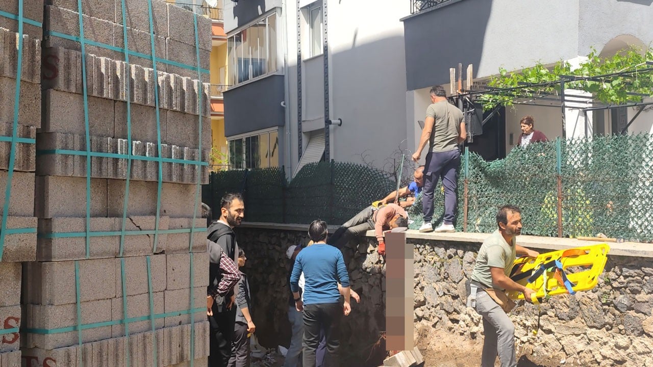 Sırtına saplanan demirle hastaneye kaldırıldı! Çatı katında çalışırken korkulukların üzerine düştü