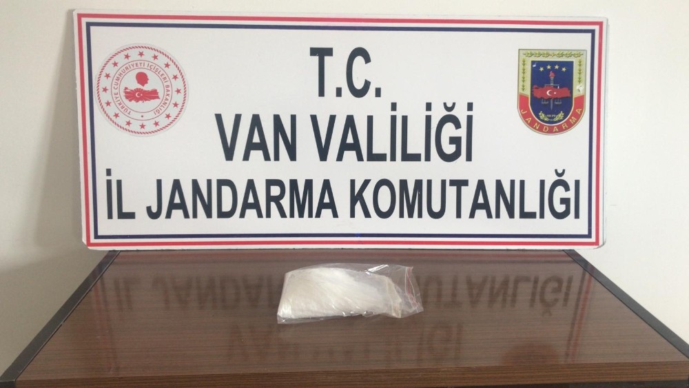 Sırtına sardığı uyuşturucuyla yakalandı 