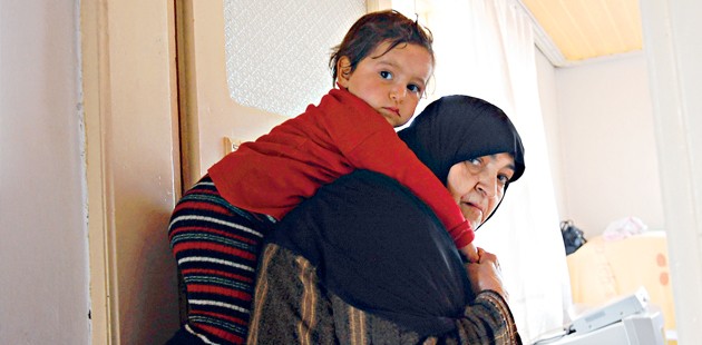 Sırtında torunuyla 7 saat yürüdü