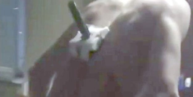 Sırtındaki baltayla sigara içmeye çıktı