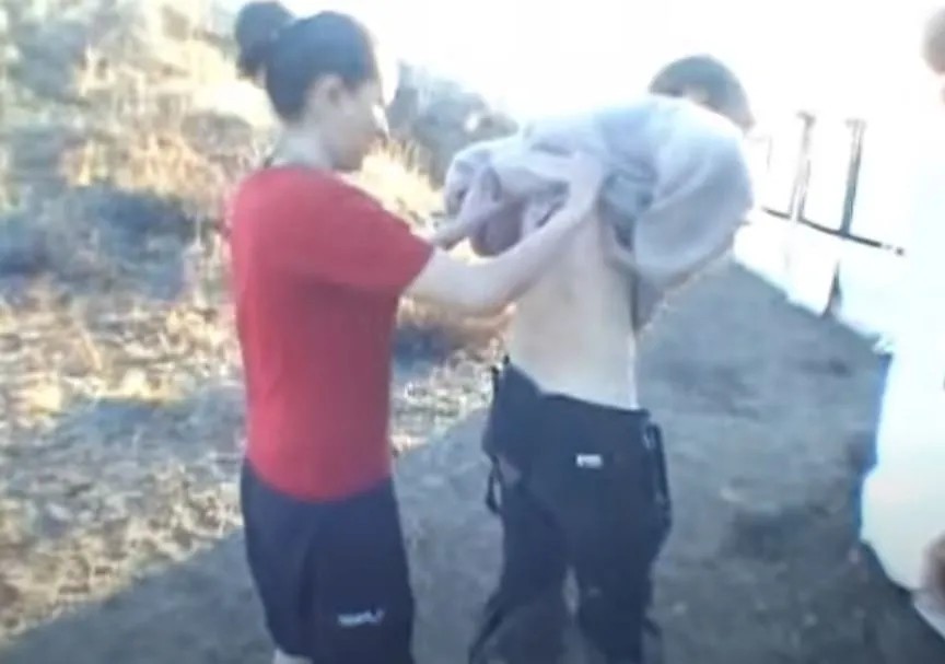 Sırtından çıkanlar görenleri şaşkına çevirdi! Sivilce zannettiği yaradan bakın ne çıktı