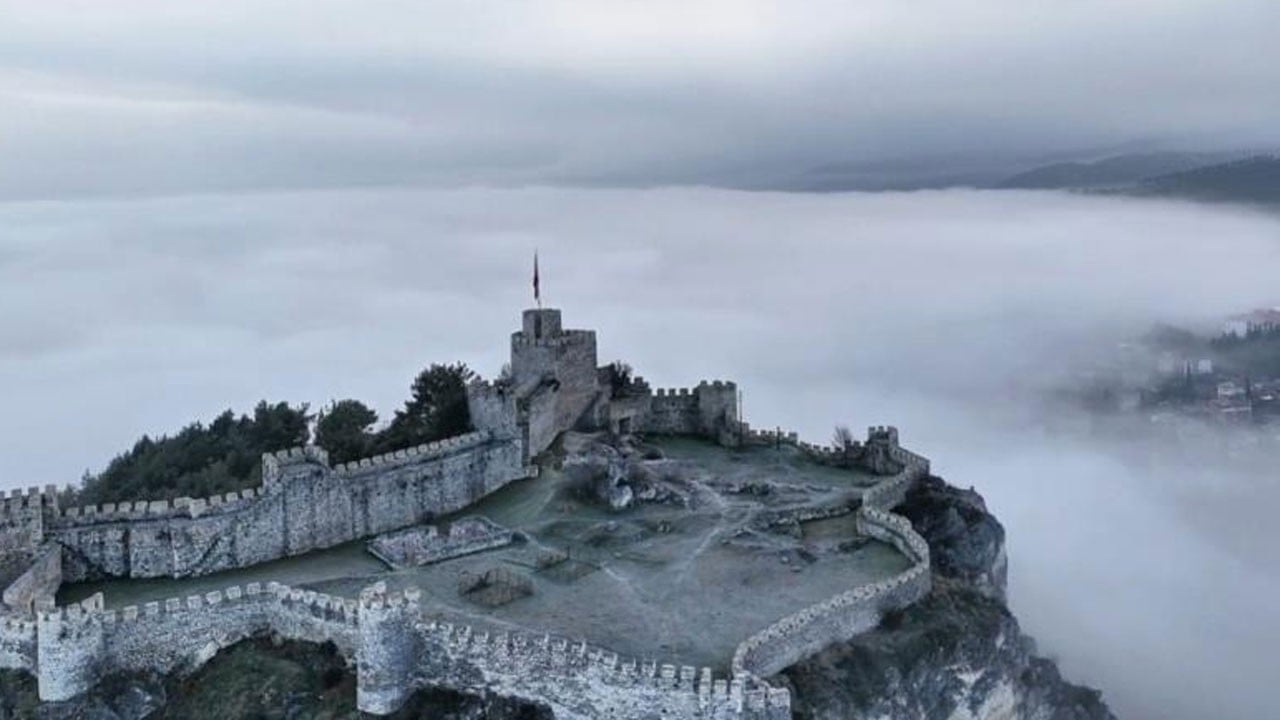 Sis altındaki Boyabat Kalesi hayran bıraktı