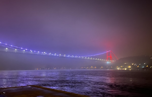 Sis İstanbul'da tabloluk manzaralar oluşturdu