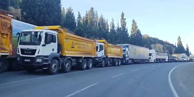Sis sebebiyle kilometrelerce araç kuyruğu oluştu