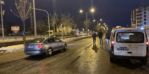 Sis ve buzlanma yüzünden kapatılan kara yolu açıldı