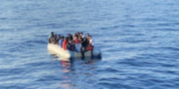 Sisam Adası açıklarında düzensiz göçmen taşıyan bot battı