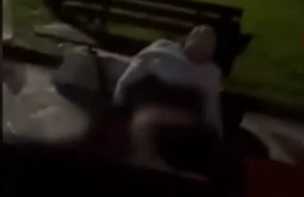 Şişede durduğu gibi durmuyor! Önce bıçaklandı sonra horlayarak uykuya daldı