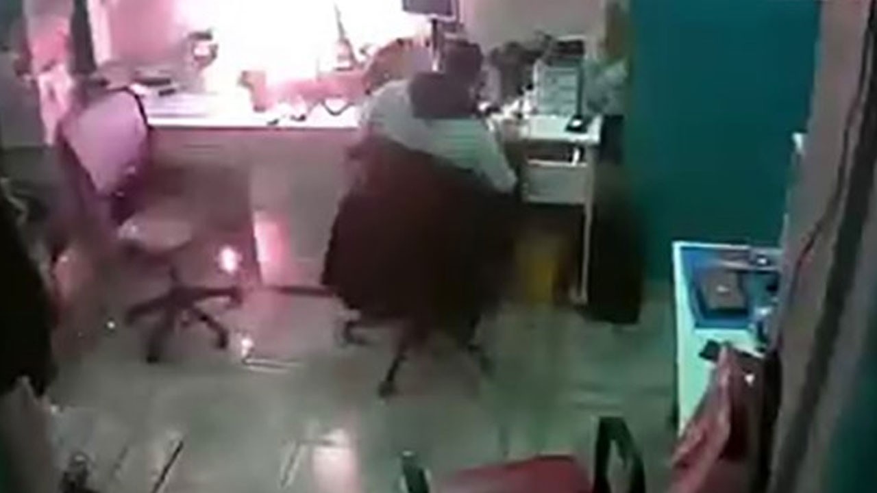 Şişen cep telefonu böyle patladı! O anlar kamerada