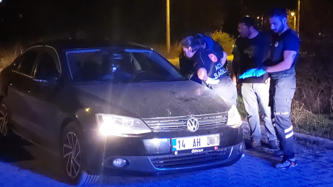 Şişenin dibini bulana kadar içti! Yolun ortasında arabası çalışır halde uyudu