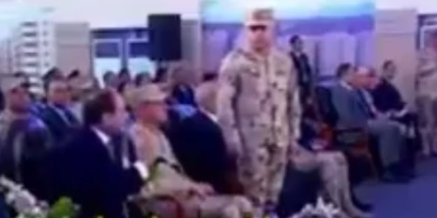 Sisi kendisini de generalini de maskot etti! 'Sit ya Ali'