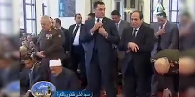 'Sisi yeni bir namaz mı icat etti?' - VİDEO