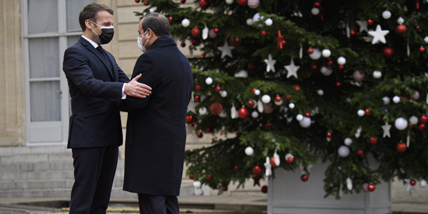 Sisi'den kadim dostu Macron'a 'geçmiş olsun' mesajı