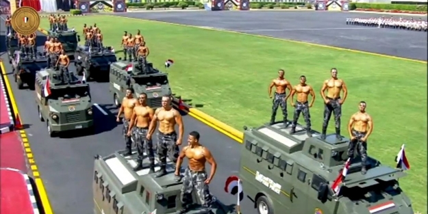 Sisi'nin ordusundan güldüren 'güç gösterisi'