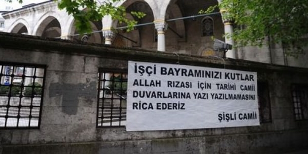 Şişli Camisinde ilginç pankart