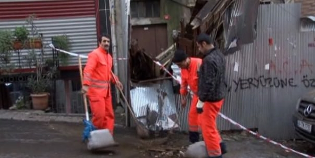 Şişli’de 100 yıllık tarihi bina çöktü!