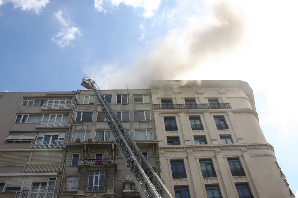 Şişli’de 9 katlı bir binanın çatısında yangın 