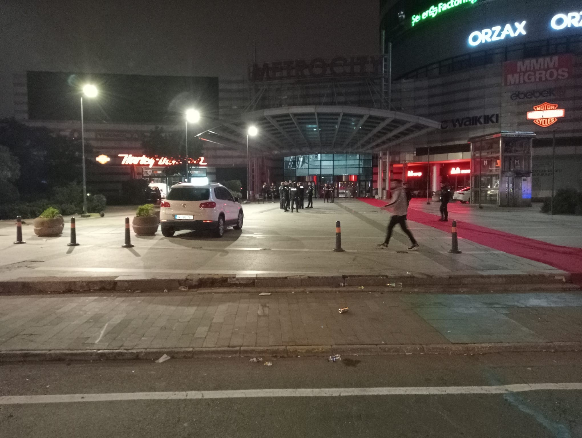 Şişli'de durakta bekleyen kişiye silahlı saldırı: 1 yaralı