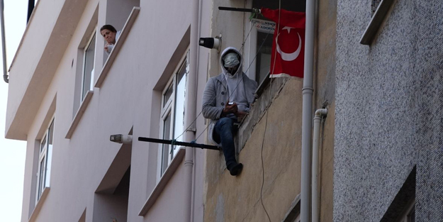 Şişli'de evini yakmak isteyen şahsı özel harekat ikna etti