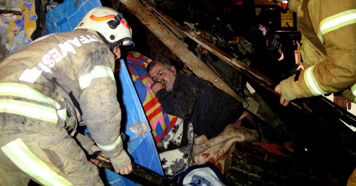 Şişli'de gecekondunun çatısı uçtu