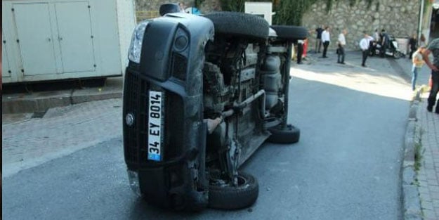 Şişli'de hafif ticari araç kaldırıma çarparak yan yattı