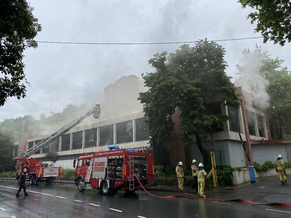 Şişli’de iş yerinde korkutan yangın 